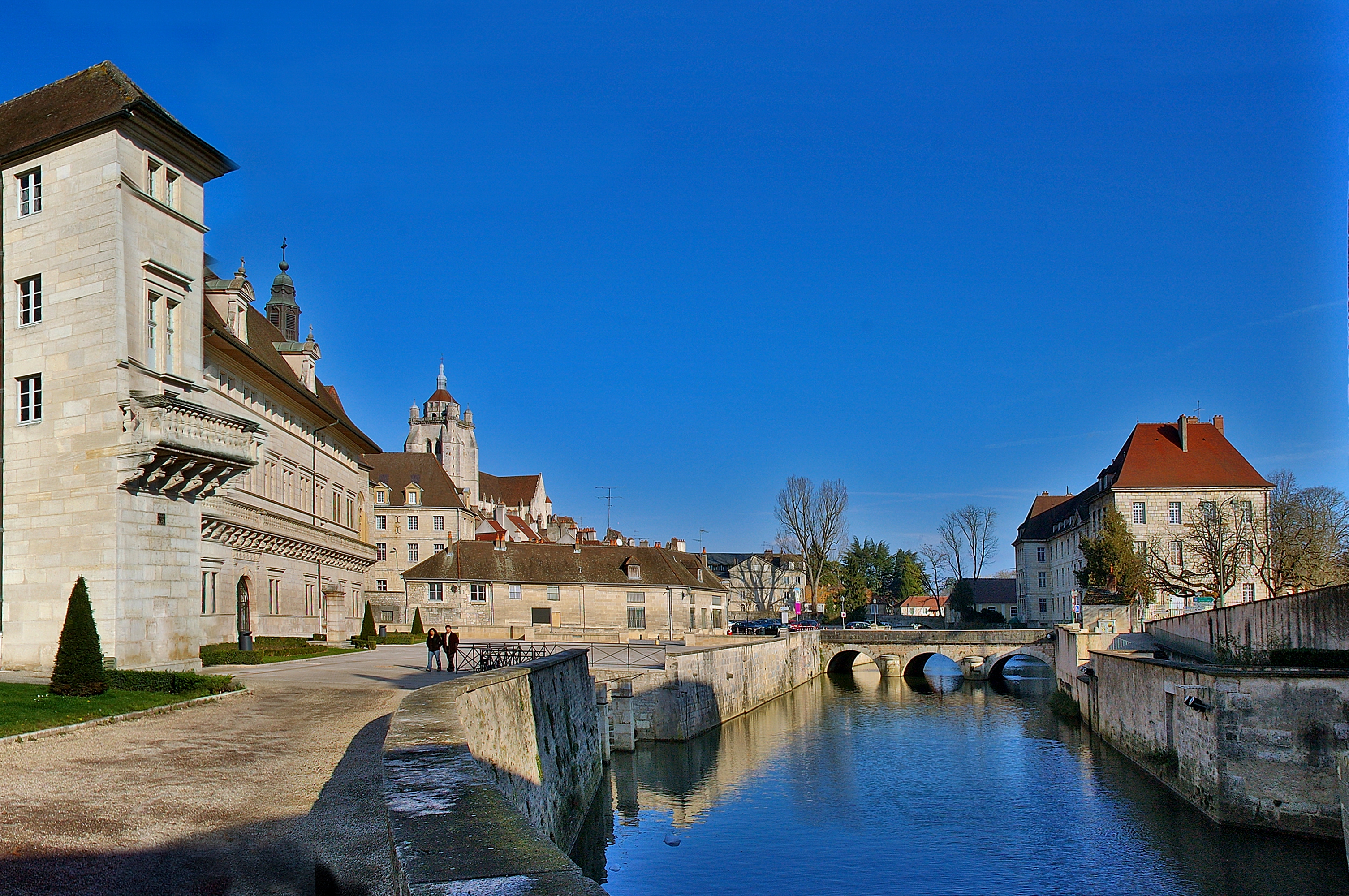 grand monument de renaissance en face du canal avec un beau ciel bleu